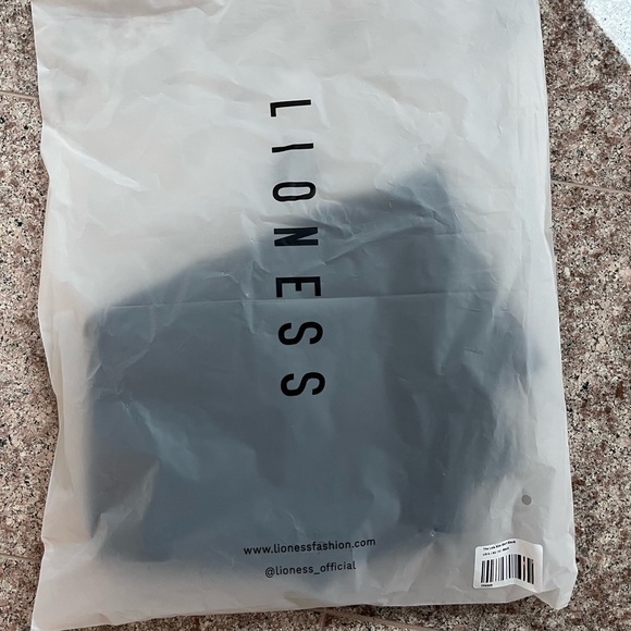 Th Lola Black Mini Skirt by Lioness New With Tags and Slit - Picture 7 of 7